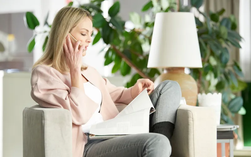 Kvinde som taler i telefon