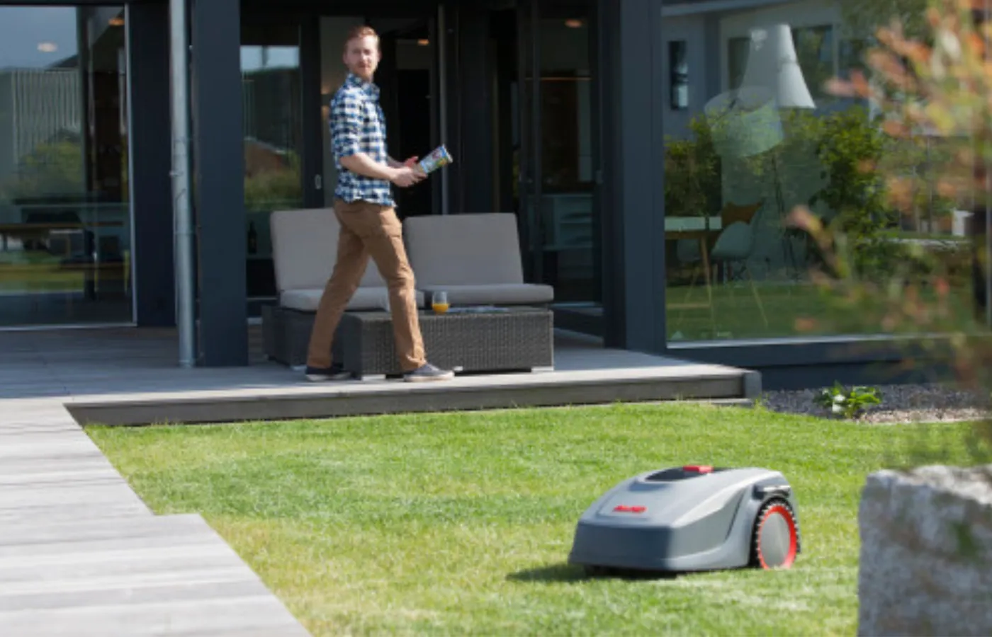 Kvinde som kigger på elpriser