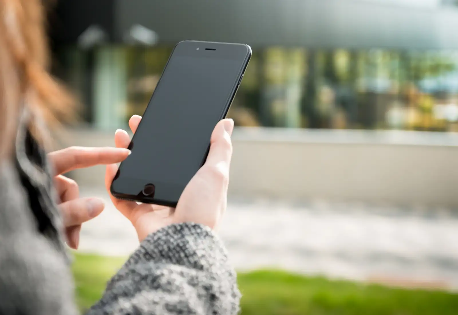 Person med telefon i hånden