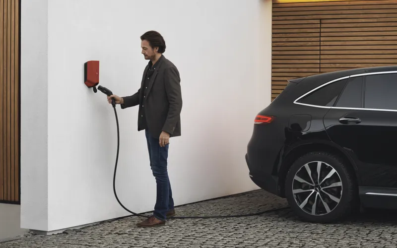 Kvinde med ladeboks til elbil