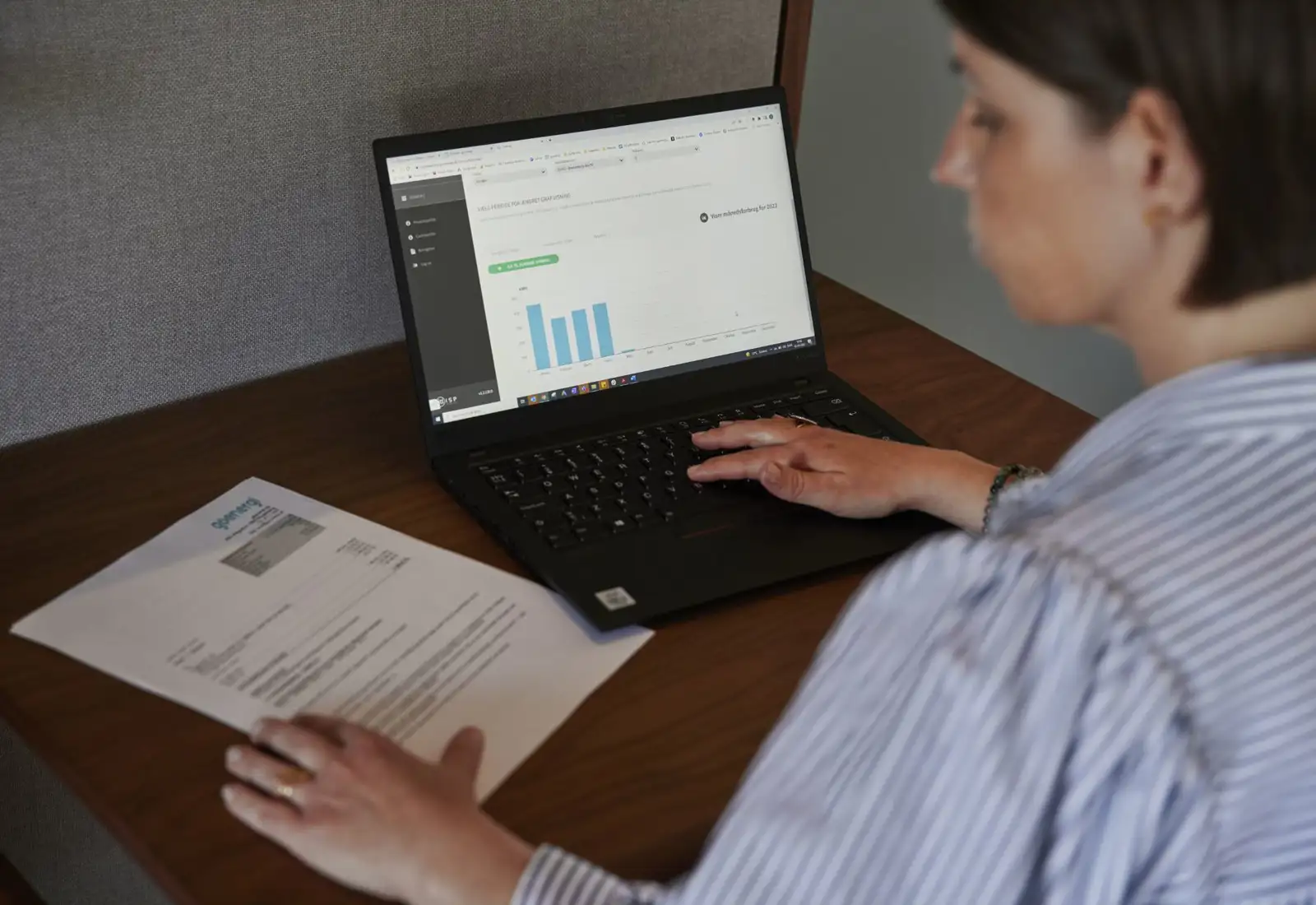 Kvinde som kigger på elpriser på en computer