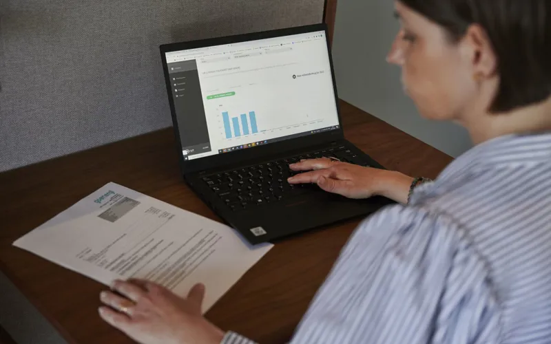 Kvinde som kigger på elpriser på en computer