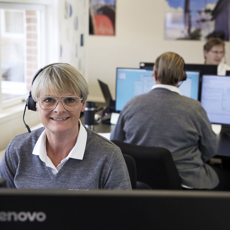 Kvinde står ved sin ladeboks