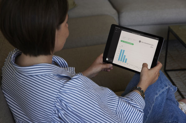 Kvinde som kigger på elpriser