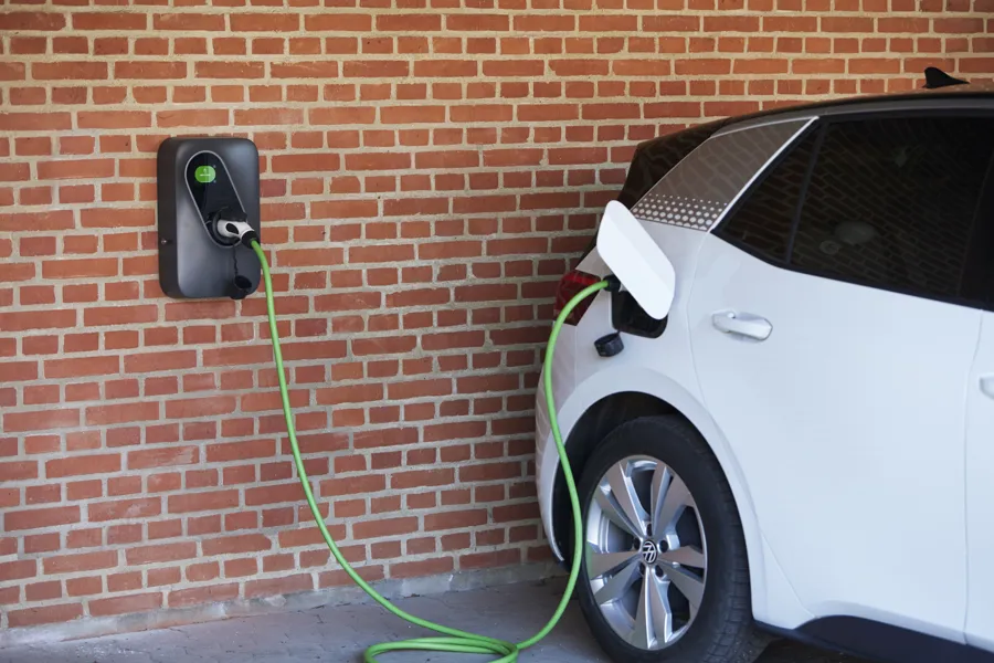 Kvinde står ved sin ladeboks