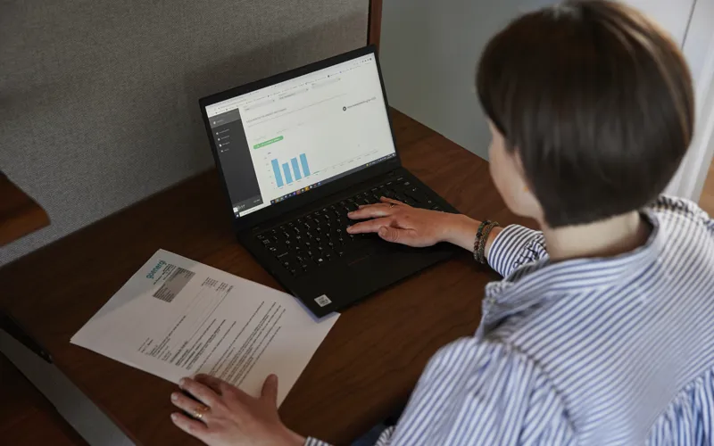 Kvinde som kigger på elregning