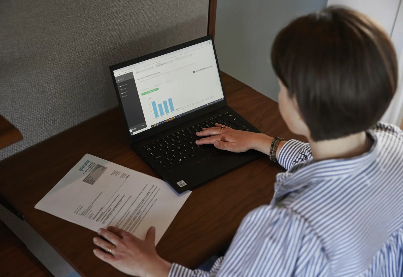 Kvinde som kigger på en elregning