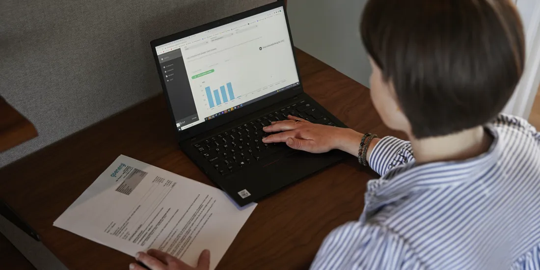 Kvinde som læser elregning