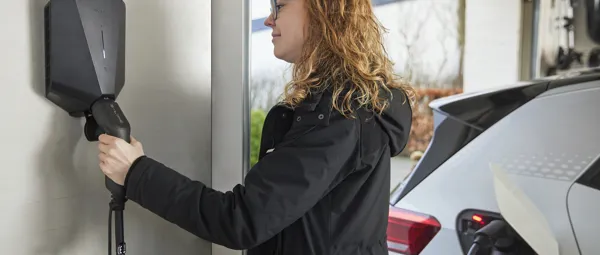 Kvinde med ladeboks til elbil